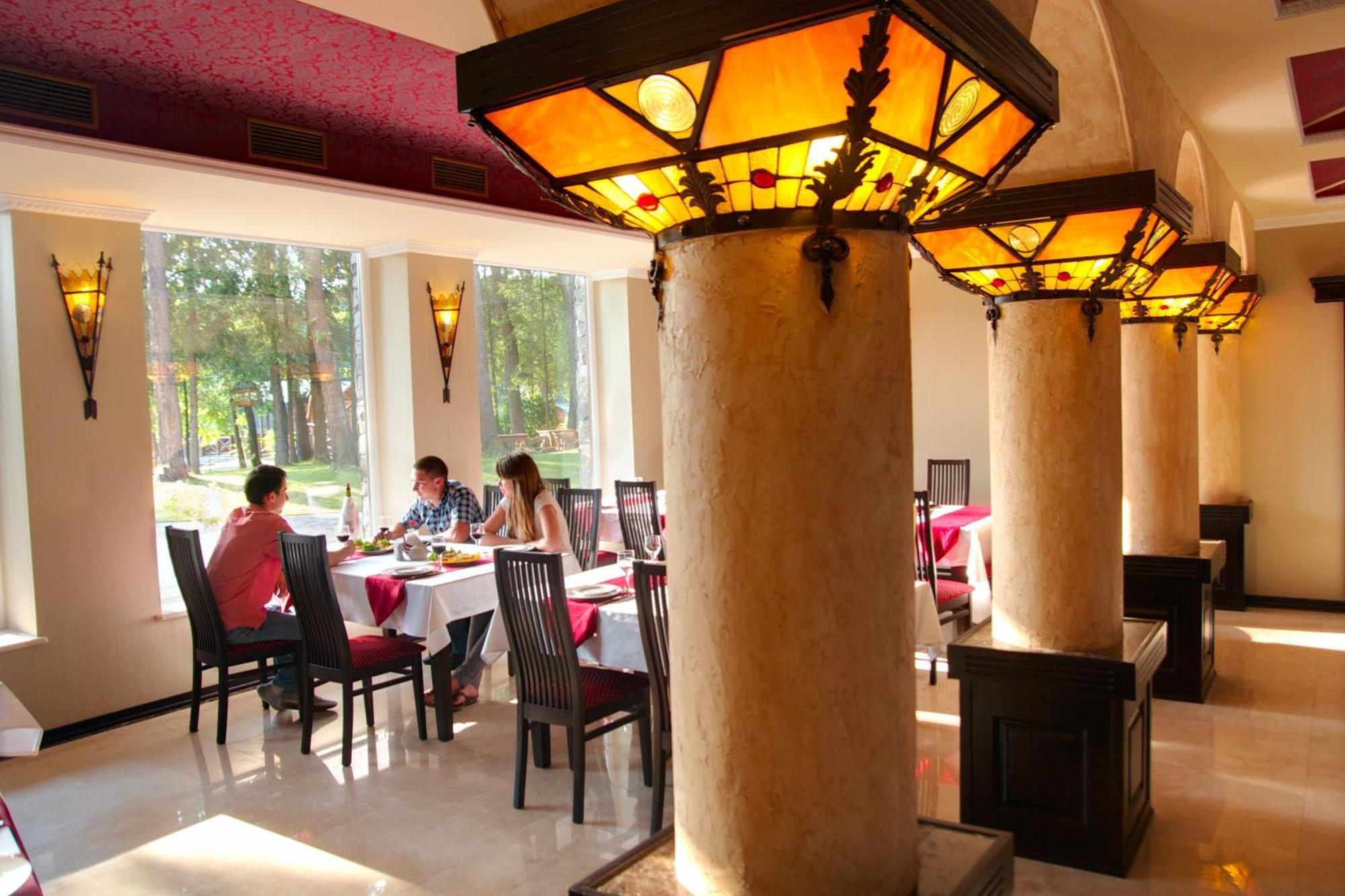 Sherwood Hotel Dolgomostiska Zewnętrze zdjęcie