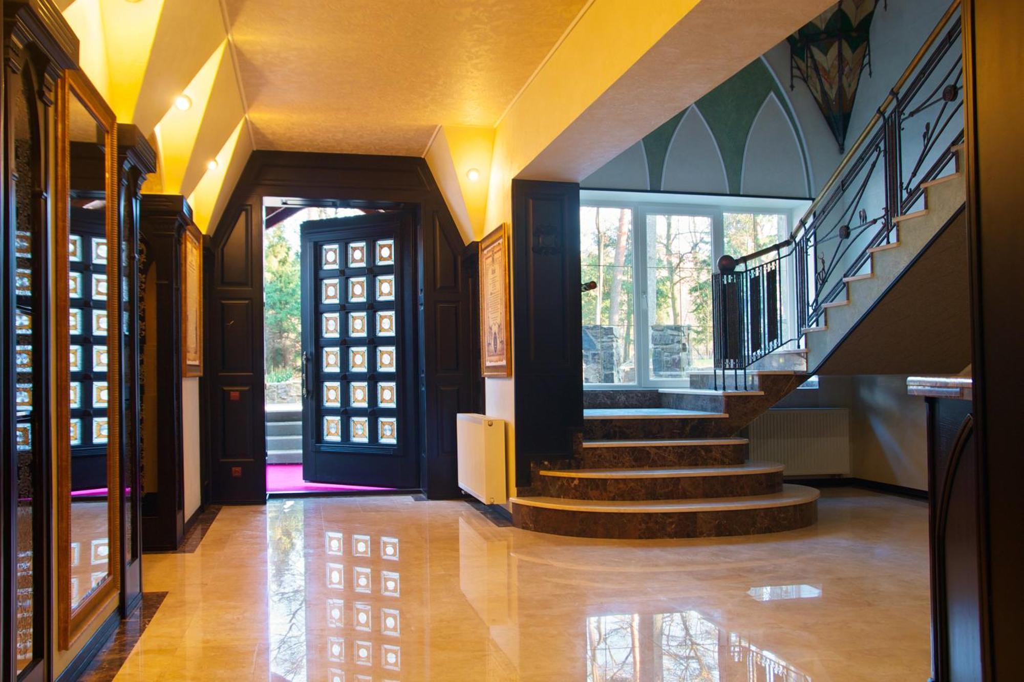 Sherwood Hotel Dolgomostiska Zewnętrze zdjęcie