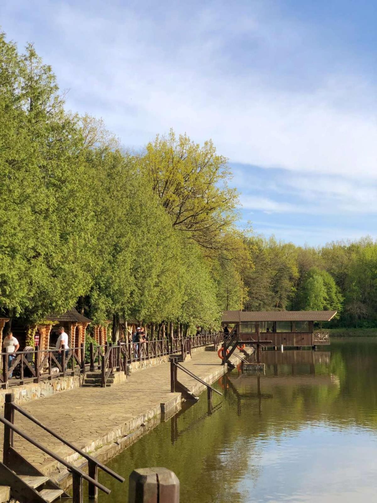 Sherwood Hotel Dolgomostiska Zewnętrze zdjęcie