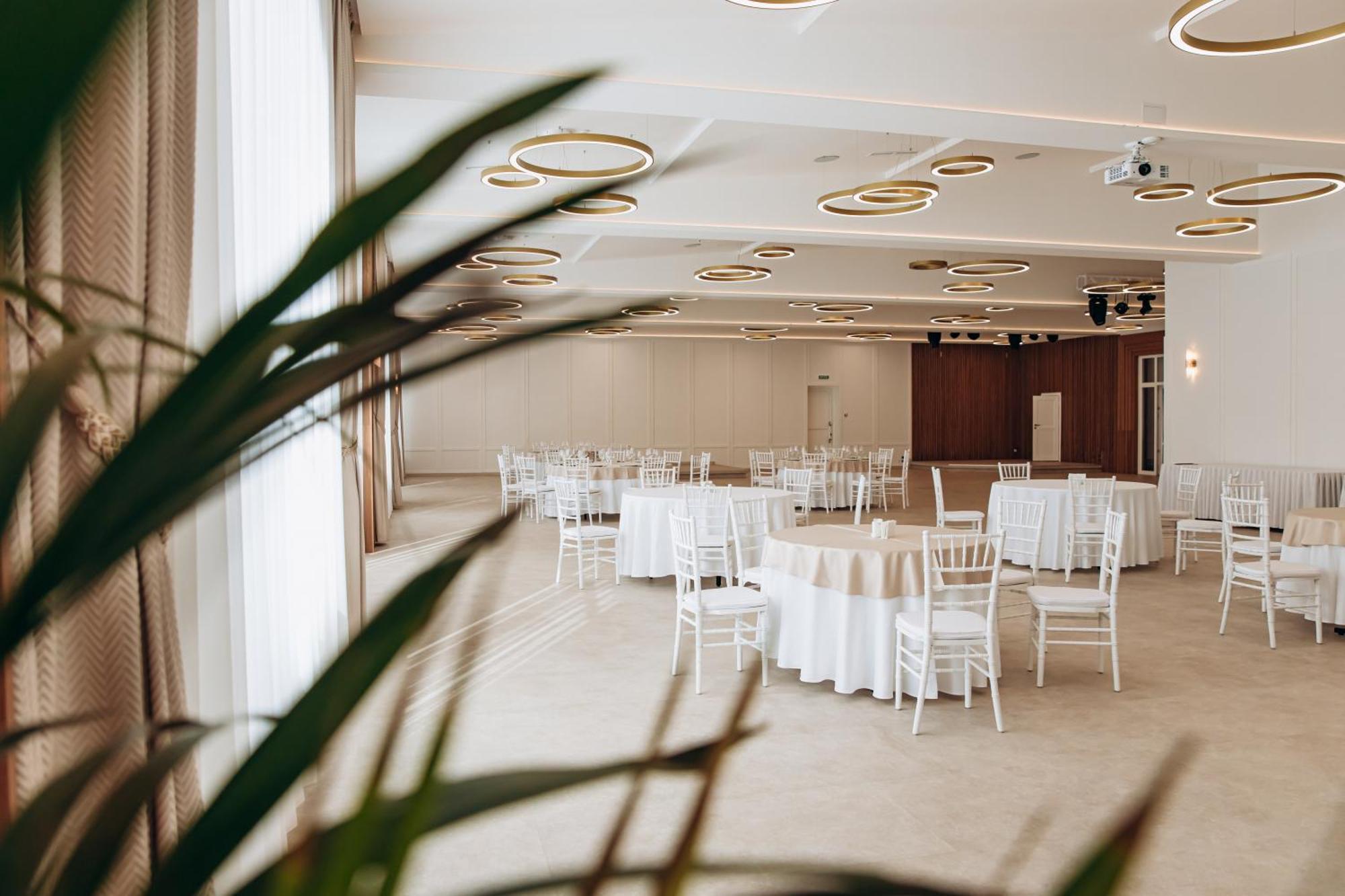 Sherwood Hotel Dolgomostiska Zewnętrze zdjęcie