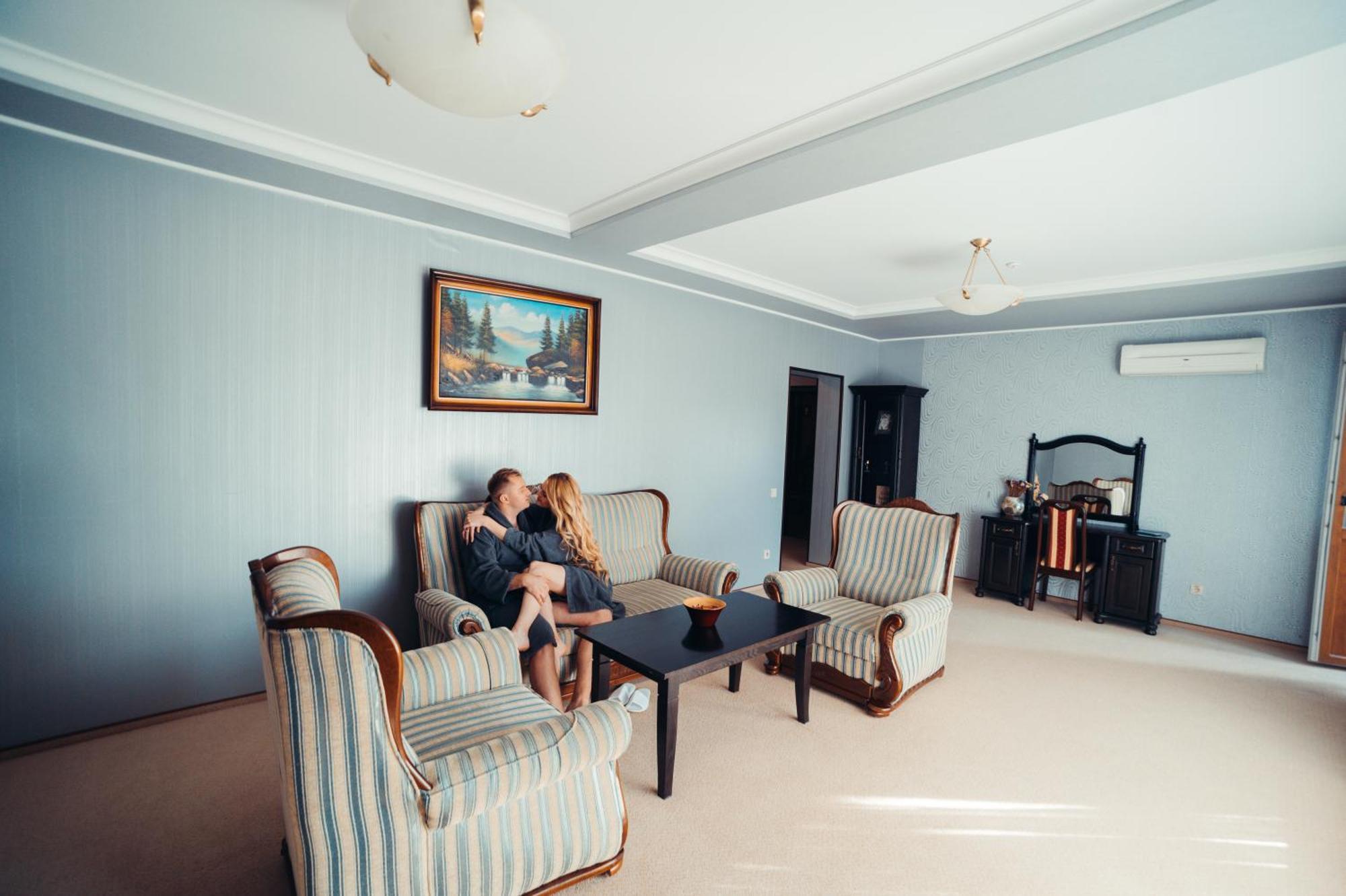 Sherwood Hotel Dolgomostiska Zewnętrze zdjęcie