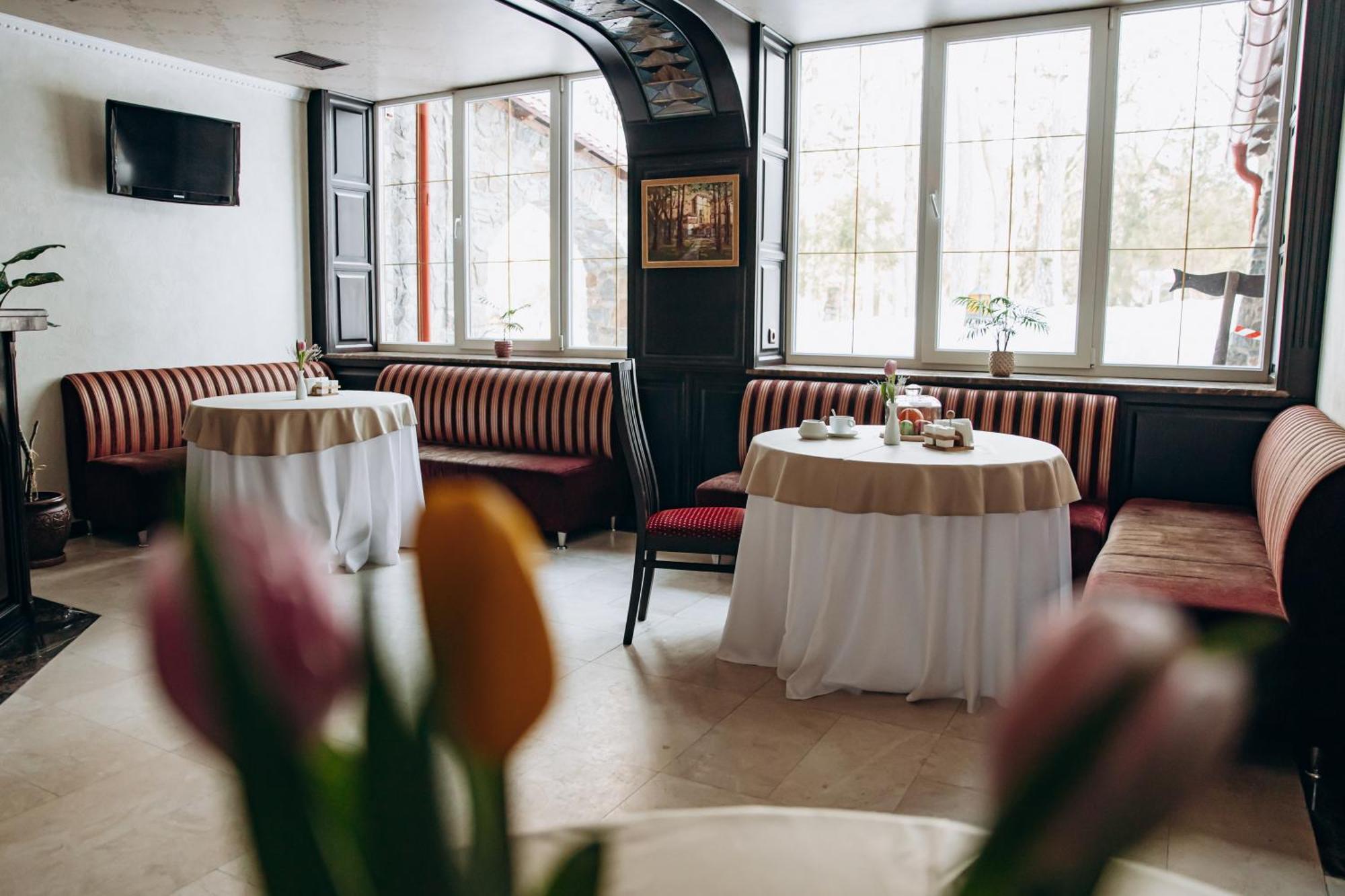 Sherwood Hotel Dolgomostiska Zewnętrze zdjęcie