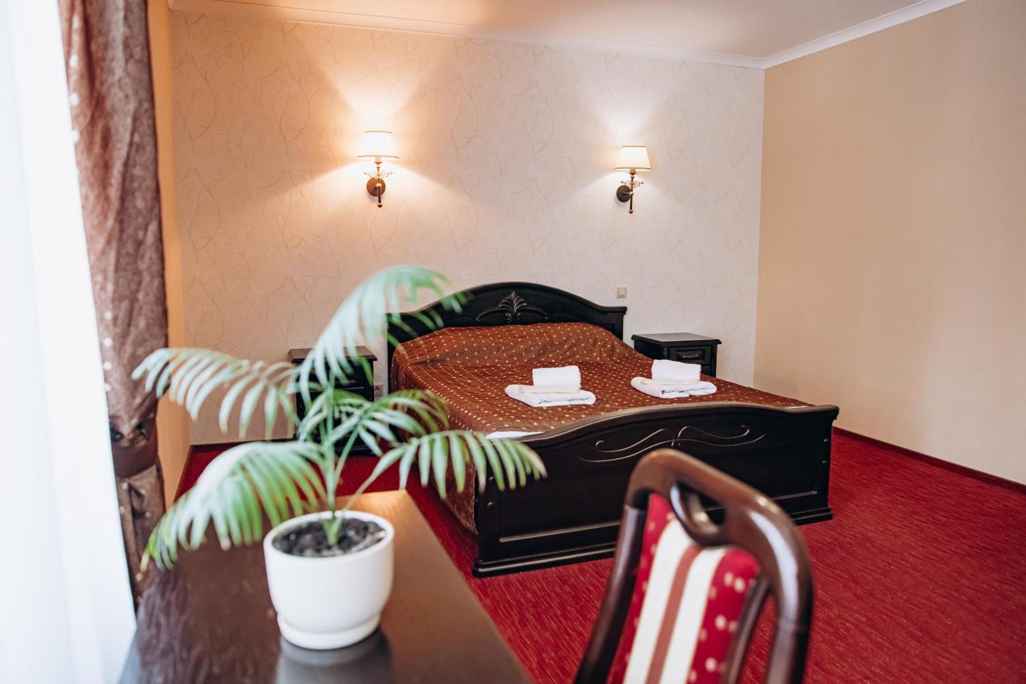 Sherwood Hotel Dolgomostiska Zewnętrze zdjęcie